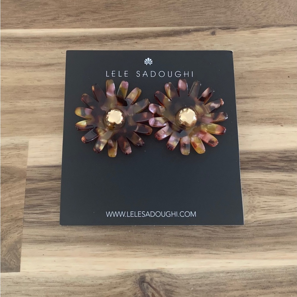 Lele Sadoughi Daisy botton earrings turtle flower Mother of Pearl NWT